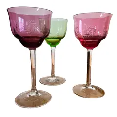 Foto de um(a) Antigas Taças Para Vinho Em Cristal Francês Colorido, da categoria de Taças. Antigo trio de finas taças de pé alto para vinho tinto, cristal europeu lapidado à mão. Medidas 17 x 8cm cada. Vendido no marketplace Trésors.