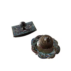 Foto de um(a) Antigo Conjunto Tinteiro Mata Borrão Bronze France Champlevé, da categoria de Itens de Escritório. Antigo e raro conjunto para escritório, composto por tinteiro e mata borrão em bronze doré (banho de ouro) com detalhes em... Vendido no marketplace Trésors.