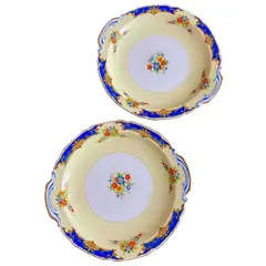 Foto de um(a) Antigo Par De Pratos Com Alças Porcelana Inglesa Grindley, da categoria de Pratos Decorativos. Grindley - England. Antigo par de pratos com alças, para servir ou decorar. Porcelana inglesa com filetes em ouro, decoração... Vendido no marketplace Trésors.