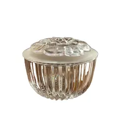 Foto de um(a) Antiga Caixa Decorativa Porta Jóias Cristal Francês Satiné, da categoria de Porta-Jóias. Finíssima caixa decorativa ou porta jóias em cristal francês, na tampa decoração em alto-relevo com flor lapidada em satiné.... Vendido no marketplace Trésors.