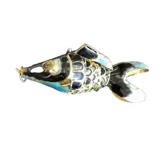 Foto de um(a) Antigo Lindo Pingente De Peixe Articulável Metal Esmaltado, da categoria de Outros colecionáveis. Peça muito delicada, em metal esmaltado à mão, de meados do século XX. Medida 5cm. Vendido no marketplace Trésors.