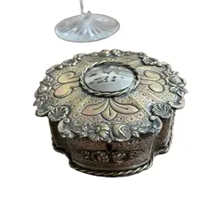 Foto de um(a) Antiga Caixa Decorativa Porta Jóias Art Deco Metal Francês, da categoria de Cestos e Caixas. Antiga e linda caixa decorativa porta jóias francês em metal espessurado a prata, peça toda trabalha, com muita riqueza de... Vendido no marketplace Trésors.