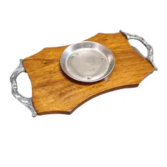 Foto de um(a) Bandeja em Cedro para Garrafa de Licor, Década de 1940, da categoria de Bandejas. Bandeja em cedro para garrafa de licor, com apoio em metal niquelado, alças em antimônio com relevo e pés de bola, década de... Vendido no marketplace Trésors.
