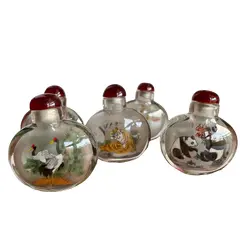Foto de um(a) Antigos Perfumeiros Snuff Bottle Oriental Pintados À Mão, da categoria de Perfumeiros. Snuff Bottle, antigos frascos/perfumeiros orientais delicadamente pintados à mão, cada lado da peça tem uma decoração... Vendido no marketplace Trésors.