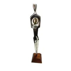 Foto de um(a) Escultura Masculina Fundida em Alumínio, Pgqp, Década de 2010, da categoria de Escultura. Escultura masculina fundida em alumínio e polido com base em madeira. Feita por renomado artista gaúcho que agraciou com seu... Vendido no marketplace Trésors.