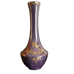 Foto de um(a) Antigo Vaso Art Deco Em Porcelana Furta-cor Pintado À Mão, da categoria de Vasos. Ricamente pintado à mão com ouro, motivo floral. Em perfeito estado de conservação. Altura 22cm Circunferência 30cm. Vendido no marketplace Trésors.