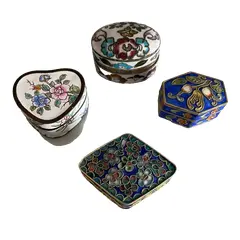 Foto de um(a) Antiga Rara Coleção Com 4 Caixinhas Em Metal Cloisonné, da categoria de Outros colecionáveis. Peças feitas à mão. Século XX.Muito decorativas e colecionares. Bem conservadas Medida da maior aproximadamente 5,5cm. Vendido no marketplace Trésors.