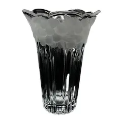 Foto de um(a) Antigo Vaso Em Cristal Francês Com Flores Satiné Art Deco, da categoria de Vasos. Lindo vaso em cristal francês com borda satiné, decoração de folhas e frutas em relevo. Art Deco. Medidas 16x11cm. Vendido no marketplace Trésors.