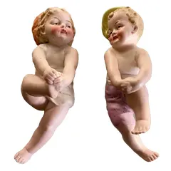 Foto de um(a) Antigo Par Bibelôs Esculturas De Bebês Em Biscuit Alemão, da categoria de Escultura. Antigo par de esculturas artísticas representando bebês, moldadas e pintadas à mão em biscuit alemão. Início do século XX.... Vendido no marketplace Trésors.