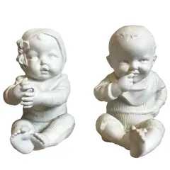 Foto de um(a) Antigo Raro Par Esculturas Bibelôs Bebês Em Biscuit Alemão, da categoria de Escultura. Biscuit, Germany. Antigo e muito colecionável par de bibelôs, feitos à mão em biscuit, representando graciosos bebês, início... Vendido no marketplace Trésors.
