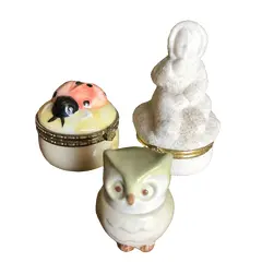 Foto de um(a) Coleção Com 3 Caixinhas De Porcelana Antiga, da categoria de Outros colecionáveis. A maior tem 9cm. Impecáveis. Vendido no marketplace Trésors.