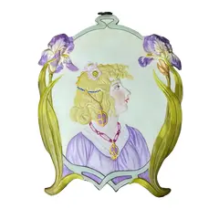 Foto de um(a) Antiga Placa Escultura De Dama Art Nouveau Biscuit Francêsq, da categoria de Placas. ~ Art Nouveau ~ Antiga e linda placa decorativa em biscuit francês, peça toda artística, feita e pintada à mão. Os detalhes... Vendido no marketplace Trésors.