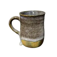 Foto de um(a) Caneca Cerâmica 90'S, da categoria de Canecas. Caneca em cerâmica de alta temperatura e vitrificada, década de 1990. A: 9 cm / Diâmetro: 7 cm Peso: 233 g. Vendido no marketplace Trésors.