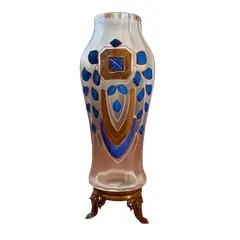 Foto de um(a) Antigo Vaso Artístico Vidro Veneziano Pintado Art Nouveau, da categoria de Vasos. Antigo e elegante vaso em vidro artístico veneziano, linda pintura feita à mão com detalhes em ouro. Pés em bronze francês... Vendido no marketplace Trésors.