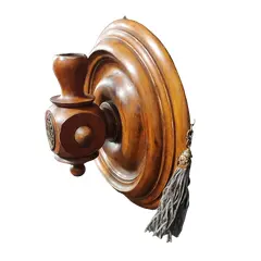 Foto de um(a) Castiçal de Parede em Madeira Torneada, Peça Única, Década de 1940, da categoria de Castiçais. Castiçal de parede em madeira torneada e circular, com aplique em latão oxidado, tassel em fios de camurça cinza, corrente... Vendido no marketplace Trésors.