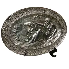 Foto de um(a) Antigo Grande Raro Medalhão De Parede Prateado Art Nouveau, da categoria de Placas. Antigo e grande medalhão decorativo, em metal alemão espessurado a prata. Linda cena de dama com cachorros. Pode ser usado... Vendido no marketplace Trésors.