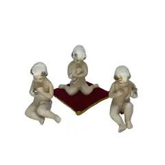 Foto de um(a) Antigo Bibelô Nua Em Biscuit Porcelana Espanhola Marti Piero, da categoria de Modelos e estatuetas. Marti Piero. 3 bibelôs da famosa porcelana espanhola, com filetes de ouro. Medida aproximadamente 8 x 9cm cada. Vendido no marketplace Trésors.
