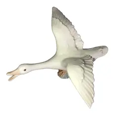 Foto de um(a) Antiga Rara Escultura De Pato Em Porcelana Espanhola Lladró, da categoria de Escultura. Lladró. Linda escultura representando pato em movimento, feito à mão, em finíssima porcelana espanhola, da famosa manufatura... Vendido no marketplace Trésors.