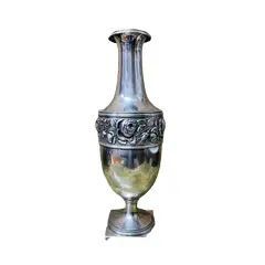 Foto de um(a) Antigo Jarro Vaso Clássico Em Prata Francesa Com Flores, da categoria de Vasos. Antigo e lindo vaso em prata francesa, estilo clássico, trabalho com flores em relevo. Muito imponente e decorativo. Meados... Vendido no marketplace Trésors.