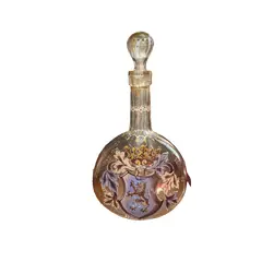 Foto de um(a) Antiga Garrafa Licoreira Vidro Artístico Veneziano Vitoriano, da categoria de Garrafas. Antiga garrafa licoreira em vidro artístico veneziano, toda pintada à mão. Decoração com brasão e flores em relevo,... Vendido no marketplace Trésors.