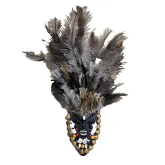 Foto de um(a) Mascara de Parede em Madeira com Decoração, Década de 2000, da categoria de Objetos de parede esculturais. Mascara de parede em madeira com decoração em conchas, dentes de peixe, sementes e cocar com penas. Década de 2000 A: 57cm... Vendido no marketplace Trésors.