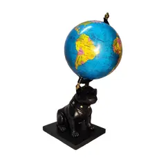 Foto de um(a) Globo Terrestre de Mesa Buldogue Francês, Peça Única Pelo Designer Marcelus Ribas, da categoria de Globos. Globo terrestre com base de bulldog francês: bulldog em vinil, ebanizada sobre base de madeira, haste em acrílico com... Vendido no marketplace Trésors.
