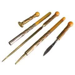 Foto de um(a) Antigo Raro Conjunto Escritório Art Deco Baquelite Francês, da categoria de Itens de Escritório. Antigo e lindo conjunto para escritório composto por 5 peças em baquelite francês com metal dourado. Período Art Deco. Vendido no marketplace Trésors.