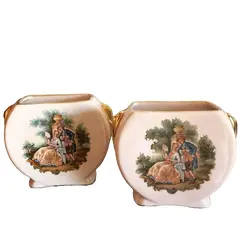 Foto de um(a) Antigo Par De Vasinhos Porcelana Europeia Cenas Galantes, da categoria de Vasos. Par de delicados vasinhos em porcelana europeia, com linda decoração de cenas galantes e flores, acabamento feito a mão com... Vendido no marketplace Trésors.