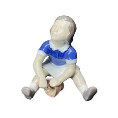 Foto de um(a) Antiga Escultura Bibelô Menina Porcelana B&g Bing Grondahl, da categoria de Escultura. B&G (Bing & Grondahl) - Denmark. Antigo bibelô artístico, escultura de menina brincando em porcelana dinamarquesa. Peça... Vendido no marketplace Trésors.