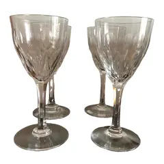 Foto de um(a) Antigos Cálices Taças Copos Para Vinho Em Cristal Francês, da categoria de Taças. Conjunto com 4 taças em cristal francês, corpo e haste ricamente lapidado à mão, excelente brilho e som. 14cm de altura. Vendido no marketplace Trésors.
