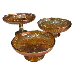 Foto de um(a) Antiga Coleção Rara Fruteira Boleira Vidro Carnival Glass, da categoria de Centro de mesa. Antigas fruteiras em vidro Carnival Glass. Meados do século XX. Medidas 9x18cm Medidas 10x21cmMedidas 13x20cm. Vendido no marketplace Trésors.