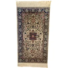 Foto de um(a) Tapete persa em tons marrons, da categoria de Tapetes. Tapete persa novo tecido a mão com predominância de tons marrons medindo 1,22m x 69cm em perfeito estado, nunca usado. Vendido no marketplace Trésors.