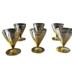 Foto de um(a) Antigo Conjunto Com 6 Cálices Venezianos Cristal Amarelo, da categoria de Taças. Conjunto com 6 cálices venezianos em delicado cristal soufflé gomado, no tom amarelo. Impecáveis. Altura 8,5cm. Vendido no marketplace Trésors.