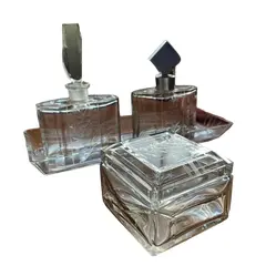 Foto de um(a) Antigo Conjunto Toucador Perfumeiros Cristal Francês A Deco, da categoria de Perfumeiros. Antigo e finíssimo conjunto de toucador para toilette composto por dois perfumeiros, uma caixa pozeira/porta jóias e uma... Vendido no marketplace Trésors.