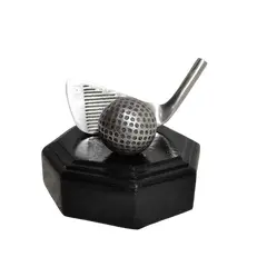 Foto de um(a) Escultura Golfe em Alumínio Fundido, Década 2015, da categoria de Modelos e estatuetas. Escultura de mesa com taco e bola de golfe em alumínio fundido e oxidado, base em madeira oitavada ebanizada. Procedência... Vendido no marketplace Trésors.