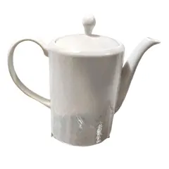 Foto de um(a) Bule Porcelana Branca Anos 90, da categoria de Bules. Bule em porcelana branca em forma de elipse com relevo de treliça, década de 1990 marca: viva, toscana. A: 20 cm /... Vendido no marketplace Trésors.