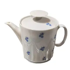 Foto de um(a) Bule de Leite Miosótis Anos 70, da categoria de Leiteira. Bule de leite em porcelana branca com miosótis em azul cobalto, década de 1970, sem marca do fabricante. A: 14 cm /... Vendido no marketplace Trésors.