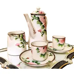 Foto de um(a) Conjunto Chinês Casca de Ovo 80'S, da categoria de Conjuntos de café e chá. Tête-à-tête em casca de ovo, policromada e em relevo, procedência chinesa década de 1980, com marca do fabricante. Bule: A... Vendido no marketplace Trésors.