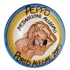 Foto de um(a) Prato Decorativo Peppo Cucina, Porto Alegre, 2015, da categoria de Pratos Decorativos. Prato em cerâmica com nome de restaurante da região sul do país. Peppo cucina, porto alegre, 2009 pintura à mão com design... Vendido no marketplace Trésors.