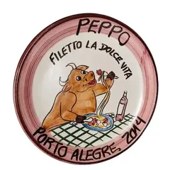 Foto de um(a) Prato Decorativo Peppo Cucina, Porto Alegre, 2014, da categoria de Pratos Decorativos. Prato em cerâmica com nome de restaurante da região sul do país. Peppo cucina, porto alegre, 2014 pintura à mão com design... Vendido no marketplace Trésors.