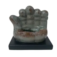 Foto de um(a) Escultura Mão em terracota, da categoria de Escultura. Escultura em terracota vitrificada com base em madeira ebanizada. Tema: mão. A: 14cm / L: 15,5cm / P: 10,5cm / peso: 625g... Vendido no marketplace Trésors.