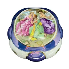 Foto de um(a) Antiga Grande Caixa Decorativa Porta Jóias Porcelana Bohemia, da categoria de Porta-Jóias. ARS Bohemia - Skakmary. Antiga e grande caixa decorativa, porta jóias em porcelana artística, decoração com lindas cenas... Vendido no marketplace Trésors.