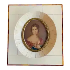 Foto de um(a) Miniature Portrait Antigo Quadrinho Camafeu Pintura Oléo, da categoria de Pinturas. Miniature Portrait. Antigo quadrinho Europeu com figura de dama pintado à mão em folha de marfim. Moldura também em marfim... Vendido no marketplace Trésors.