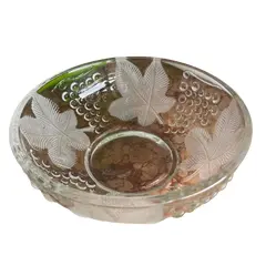 Foto de um(a) Antiga Uveira Bowl Decorativo Vidro Francês Satiné Art Deco, da categoria de Travessas e tigelas. Antiga uveira bowl decorativo em vidro francês com detalhes de uvas em satiné. Art Deco. Altura 5cm Diâmetro 16cm. Vendido no marketplace Trésors.