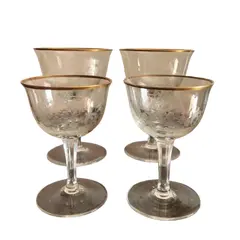 Foto de um(a) Antigo Conjunto 4 Cálices Cristal Europeu Lapidado À Mão, da categoria de Taças. Conjunto com 4 cálices de 2 tamanhos diferentes, em fino cristal europeu, bordas com filetes de ouro. Cada peça é lapidada à... Vendido no marketplace Trésors.
