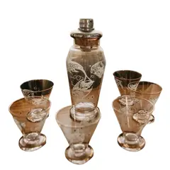 Foto de um(a) Antigo Conjunto Garrafa Coqueteleira Cristal Tcheco Art Deco, da categoria de Garrafas, potes e jarros. Antigo e decorativo conjunto de garrafa/coqueteleira e seus respectivos seis copinhos em cristal Tcheco, decoração de lindos... Vendido no marketplace Trésors.