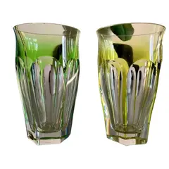 Foto de um(a) Antigo Par De Finos Copos Cristal Tcheco Moser Assinados, da categoria de Copos. Moser. Fino par de copos em cristal Tcheco lapidados à mão. Assinados. Manufatura Moser. Medidas 11,5 x 7cm cada. Vendido no marketplace Trésors.