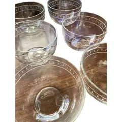 Foto de um(a) Antigo Conjunto De Lavandas Tigelas Bowls Em Cristal Francês, da categoria de Conjuntos de servir. Antigo conjunto com seis lavandas em cristal francês, ricamente lapidadas à mão. As peças são mil e uma utilidades, podem... Vendido no marketplace Trésors.