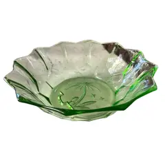 Foto de um(a) Antigo Raro Prato Centro De Mesa Cristal Art Deco Uralina, da categoria de Centro de mesa. ~ Uranium Glass ~Antigo e lindo prato centro de mesa em cristal francês verde uralina, lapidado à mão. Período Art Deco.... Vendido no marketplace Trésors.