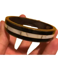 Foto de um(a) Antiga Pulseira Bracelete Com Bronze E Madrepérola Feita Mão (Usado), da categoria de Outros colecionáveis. Pulseira italiana. Década de 1980 7,5 cm. Vendido no marketplace Trésors.